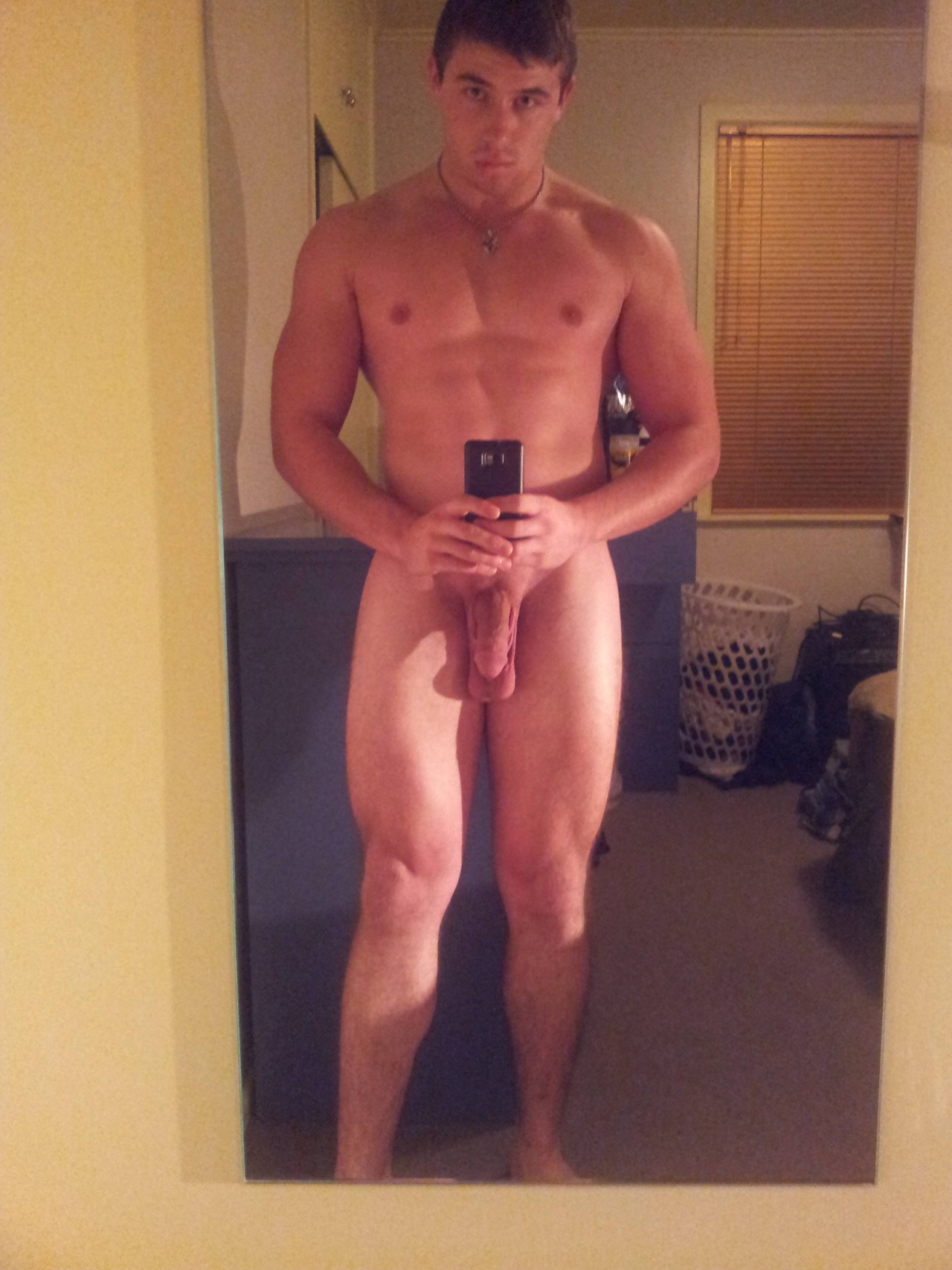 Teen guy nude selfie.