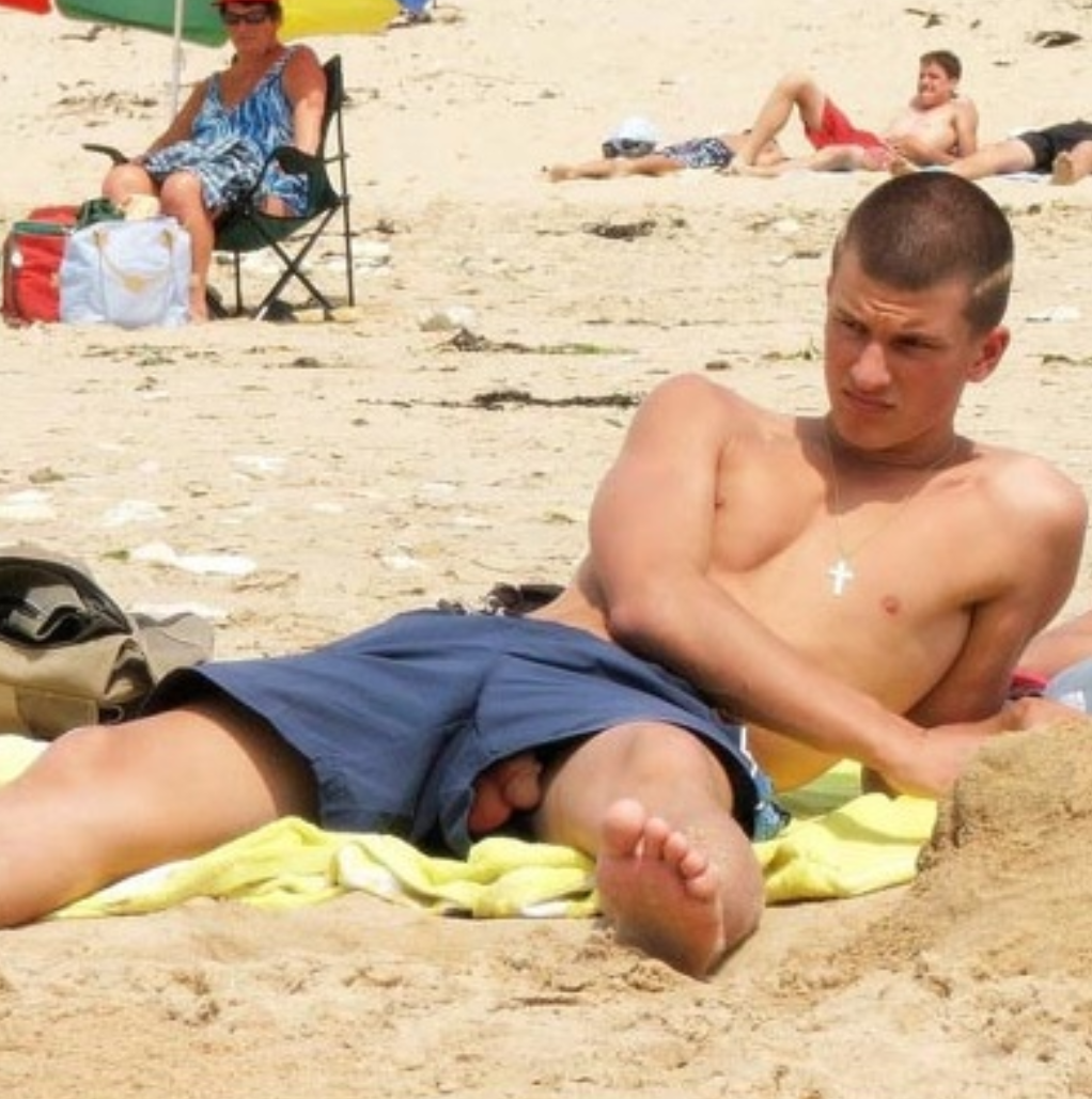 голые парни в трусах на пляже фото 35